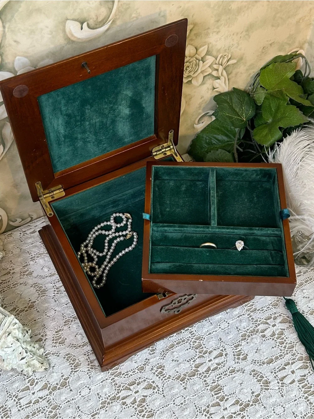 Bombay Jewelry Box locking with key, green velvet, removable tray ring holder